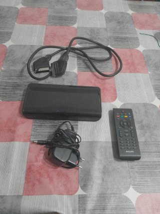 TDT Philips con mando y cables