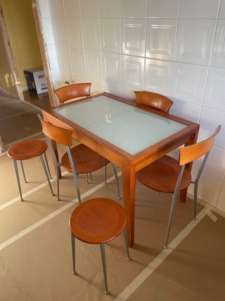 Mesa de cocina con 4 sillas y dos taburetes