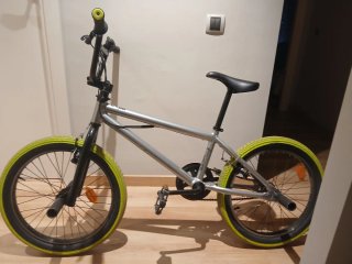 Bicicleta BMX Gris con Neumáticos Amarillos