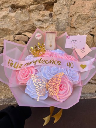 Ramo de flores eternas de satén