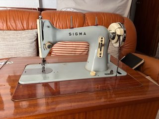 Máquina de coser Sigma con mueble