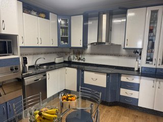 Mueble de cocina blanco y azul