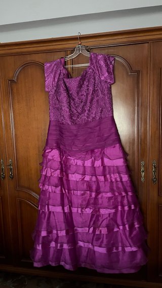 Vestido de fiesta morado con volantes