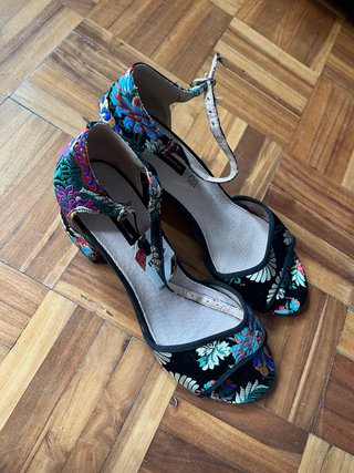Tacones Negros con Estampado Floral