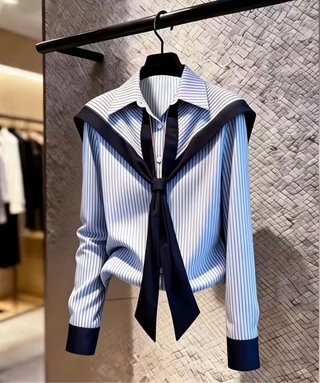Camisa de rayas con detalle de lazo