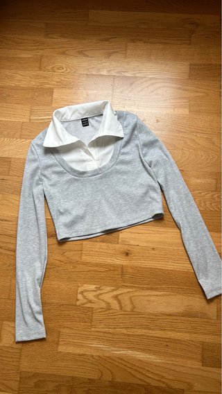 Camiseta gris con cuello camisero