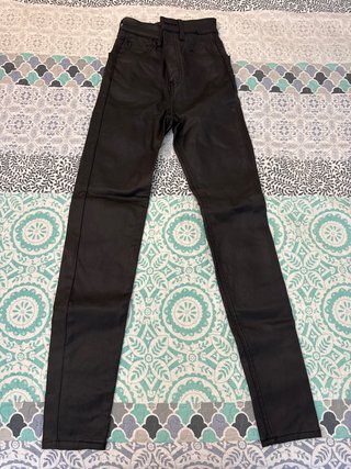 Pantalón efecto piel negro