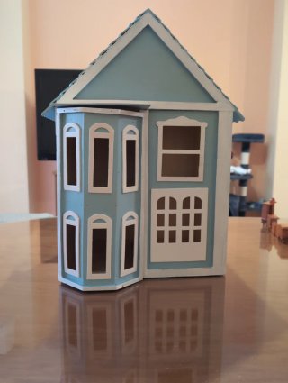 Casa de muñecas de madera azul