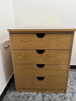 Cómoda de madera con 4 cajones