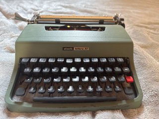 Máquina de escribir Olivetti Lettera 32