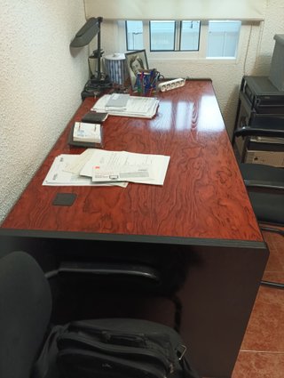Mesa de despacho, 2 sillones y mesa ordenador