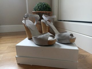 Sandalias Castañer raso blanco grisáceo