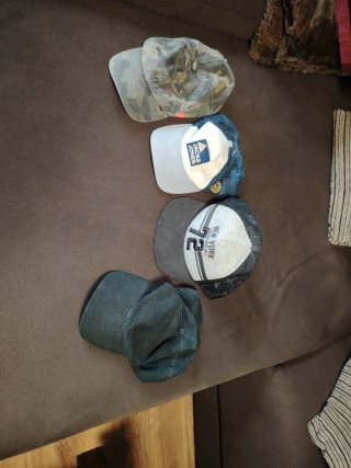 Lote de 4 gorras para niño