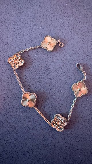 Pulsera con motivos florales chapada en oro