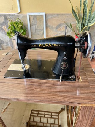 Máquina de coser antigua Alfa