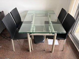 Mesa de comedor extensible con 4 sillas