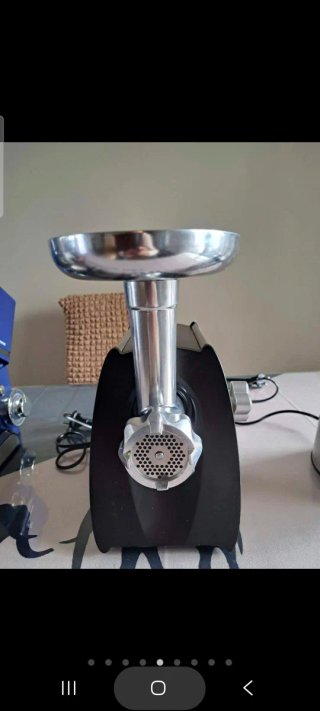 Picadora de carne eléctrica en perfecto estado.