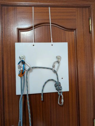 Reunión de escalada para practicar maniobras