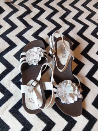 Sandalias CSY con Flor, escucho ofertas