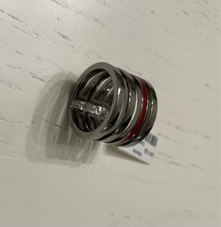 Anillo de diseño con detalle en rojo