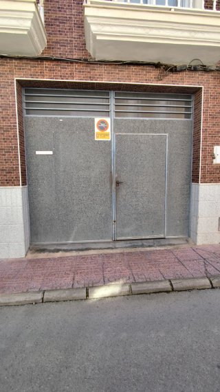 Puerta de Cochera Metálica con Puerta Peatonal