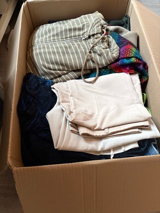 Caja de ropa variada hombre y mujer