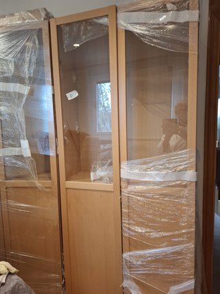 Armario con vitrina de madera
