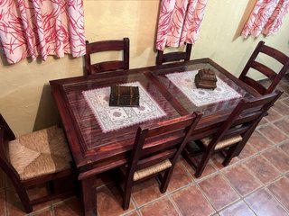 Conjunto de Mesa y 4 Sillas de Madera