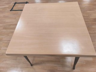 Mesa Cuadrada de Madera, tres mesas
