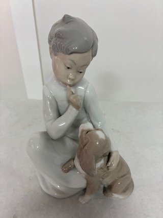 Figura de Porcelana Lladró Niño con Perro