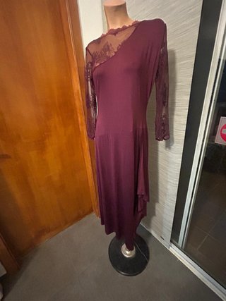 Vestido morado con detalles de encaje