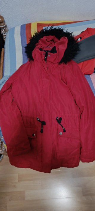 Chaqueta de mujer roja con capucha