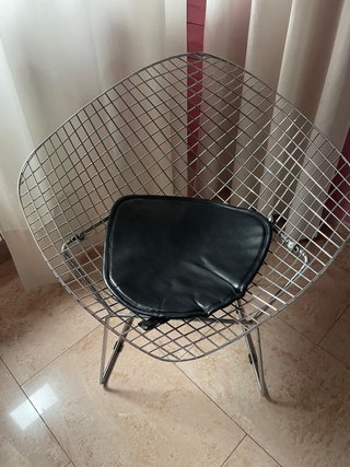 Butaca de Metal con Cojín Negro