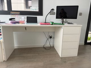 Scrivania bianca con cassettiera su misura