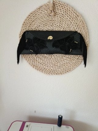 Bolsito de fiesta negro con flecos