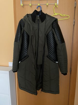 Abrigo con Capucha Verde y Negro