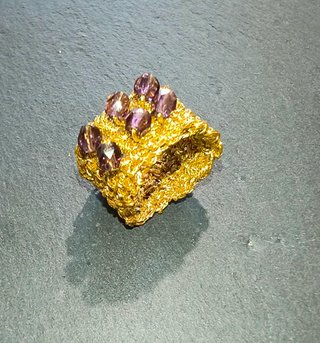 Anillo Dorado de Crochet con Cristales