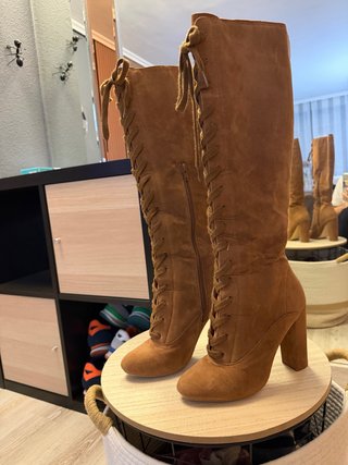 Botas Altas Marrones con Cordones