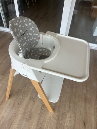 Trona Stokke Steps con accesorios