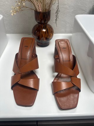 Sandalias de tacón Zara marrón