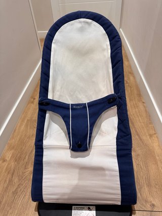 Hamaca Babybjorn Azul y Beige + juguete de madera