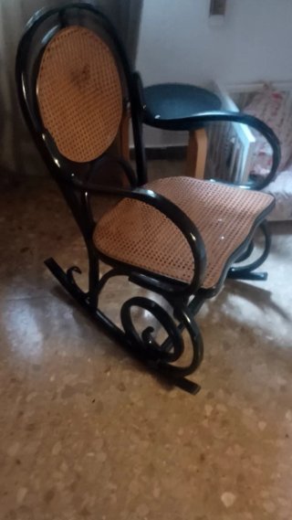Mecedora de madera y ratán