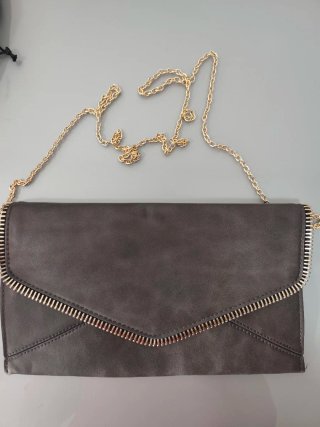 Bolso de mano negro con cadena dorada