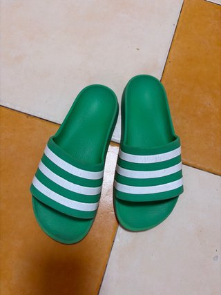 Chanclas adidas verdes y blancas