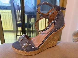 Sandalias de cuña celeste con tachuelas