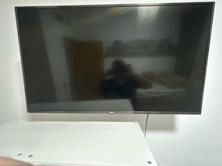 Televisor LG 43 pulgadas con su mando.