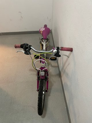 Bicicleta de niña blanca y rosa