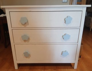 Cómoda de madera blanca