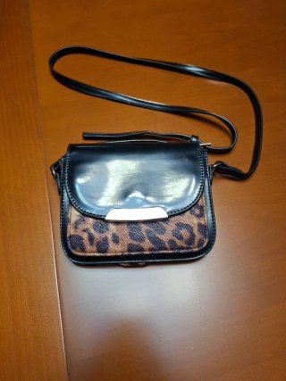 Bolso Bandolera Negro con Estampado Animal