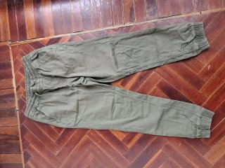 Pantalón tipo jogger verde oliva